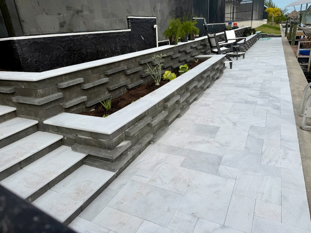 Retaining Wall Patio – Belgard Melville Wall in Anthracite color with a white leather marble. (1)