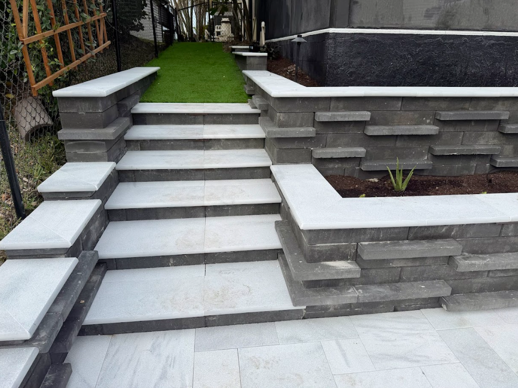 Retaining Wall Patio – Belgard Melville Wall in Anthracite color with a white leather marble. (2)
