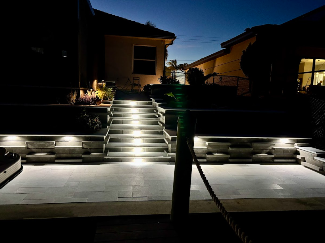 Retaining Wall Patio – Belgard Melville Wall in Anthracite color with a white leather marble. (3)