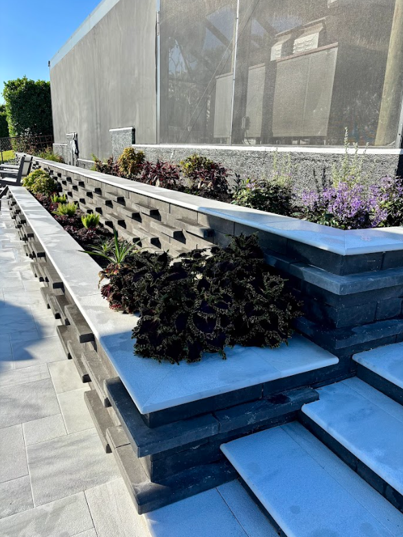 Retaining Wall Patio – Belgard Melville Wall in Anthracite color with a white leather marble. (4)