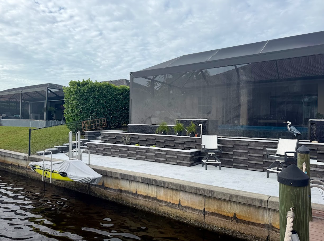 Retaining Wall Patio – Belgard Melville Wall in Anthracite color with a white leather marble. (5)